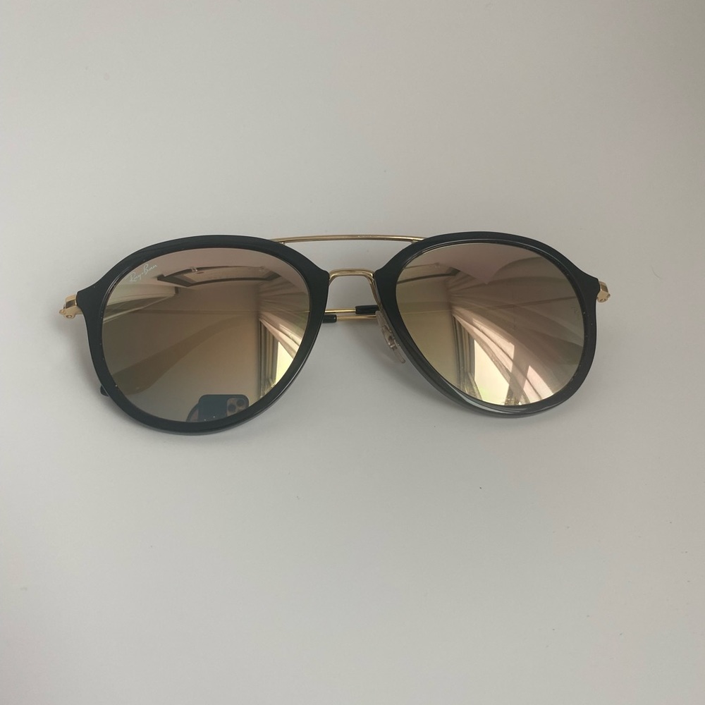 Ray ban aviator sunglasses with flash lenses.